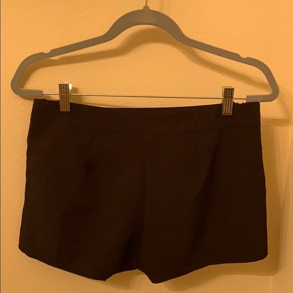 Forever 21 nice little shorts 😘🤳🏽 - Picture 2 of 2